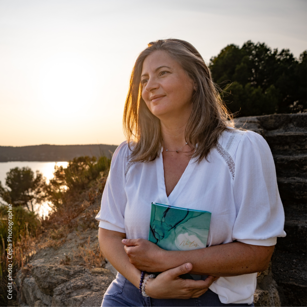photo de Lydie VIAL représentant un parcours de développement personnel, symbolisant la transformation d'une personne en quête de soi, passant de la docilité à la confiance en soi, avec des éléments de coaching et de médecine chinoise.